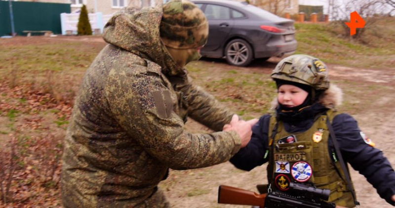 Мальчик из Курской области провожает российских военных на фронт