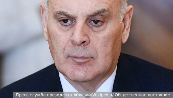 Президент Абхазии Бжания подал в отставку