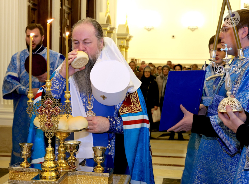 Всенощное бдение совершил митрополит Серафим в канун дня памяти Казанской иконы Божией Матери в Спасском кафедральном соборе в Пензе