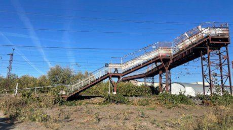 На мосту в районе улицы Галетной заменили сгнившие доски