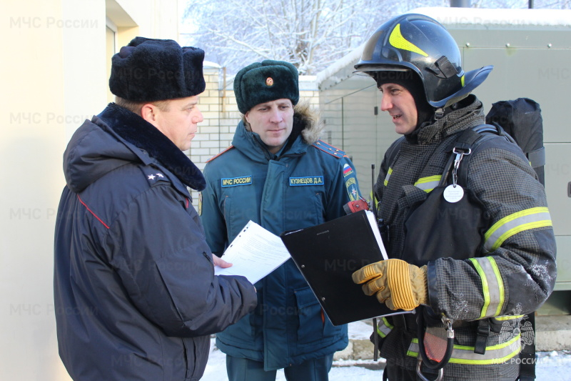 Пензенские МЧСники организовали для полицейских пожарно-тактические занятия