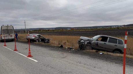 Появились новые кадры с места смертельного ДТП в Кузнецком районе