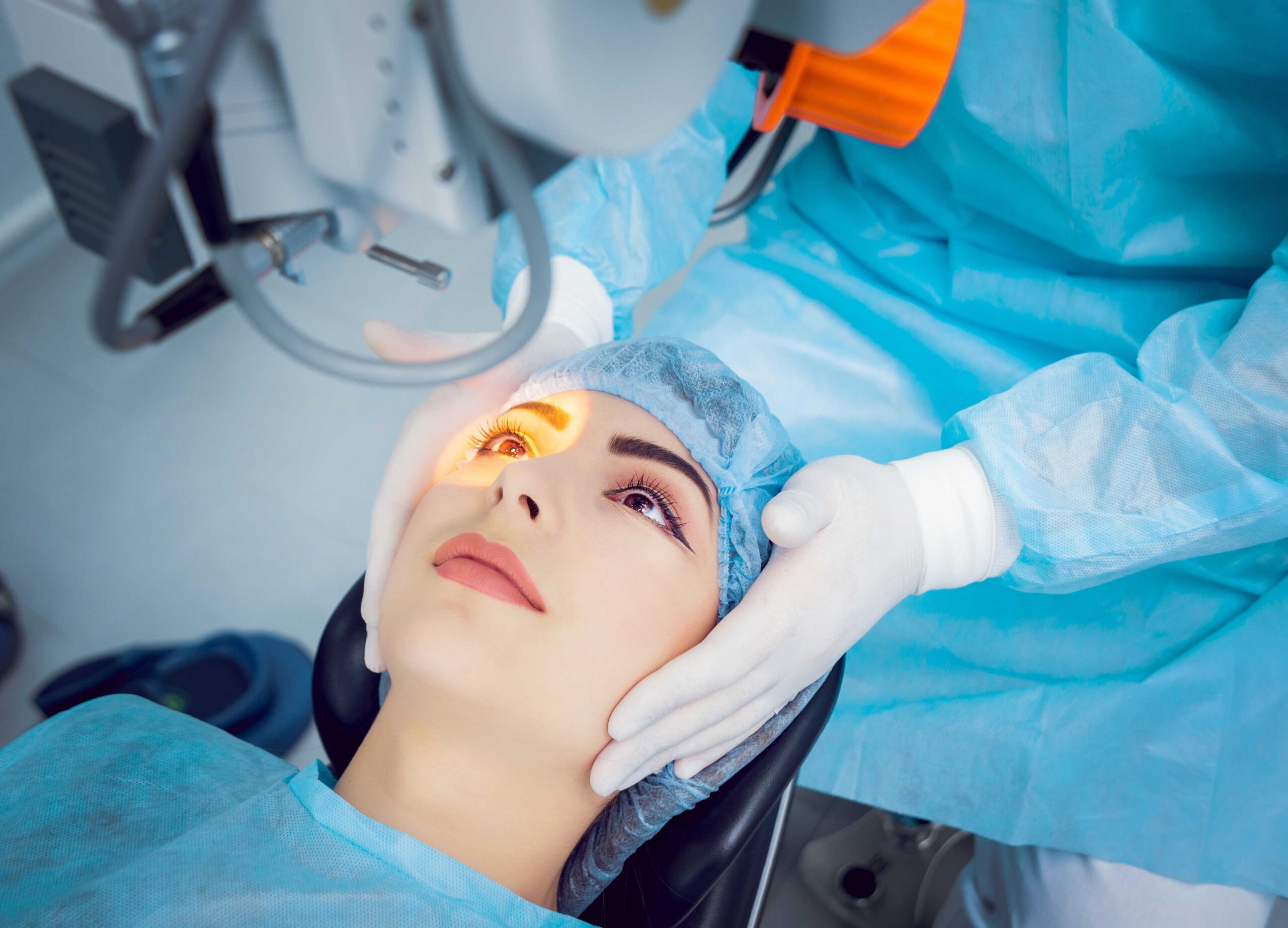 Лазерная коррекция зрения плюсы и минусы мнение. Лазерная хирургия глаза. Лазерная операция на зрение. Лазерная коррекция глаз. Лазер в пластической хирургии.