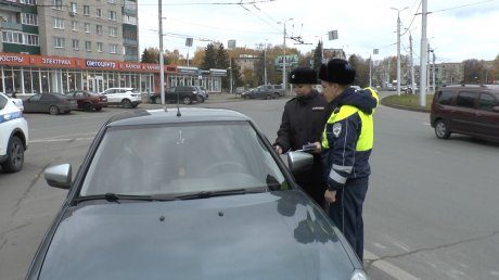 Сотрудники Госавтоинспекции поздравили водителей с праздником