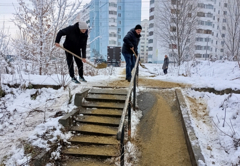 В Пензе противогололедными средствами обрабатывают улицы