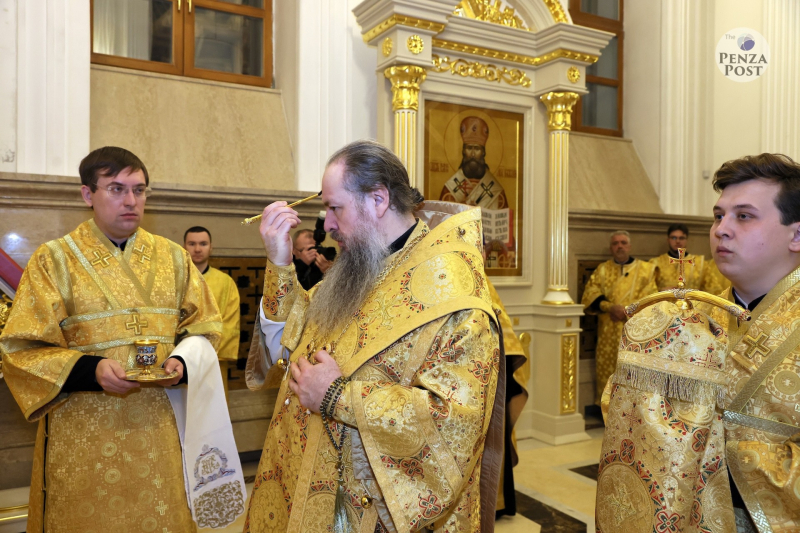 Всенощное бдение совершил митрополит Серафим накануне дня памяти великомученицы Параскевы. Фоторепортаж